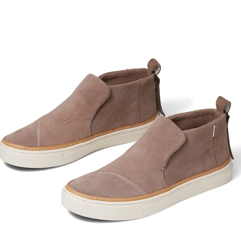 Women’s size 8 TOMS Paxton slip-on sneaker